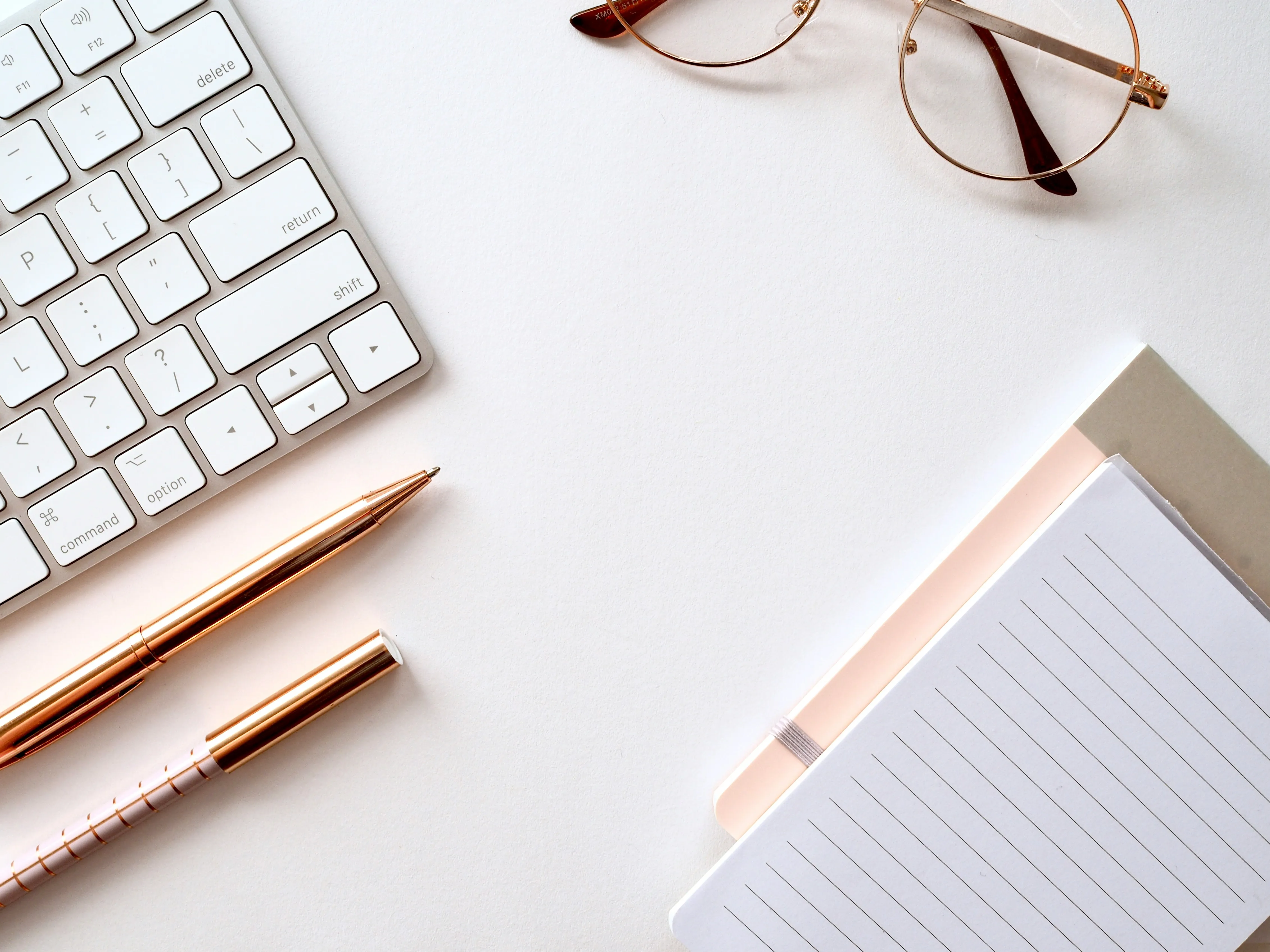 Schreibtisch mit Notizbuch, Stiften und Brille — Arbeitsumgebung der Sachverständigenpraxis